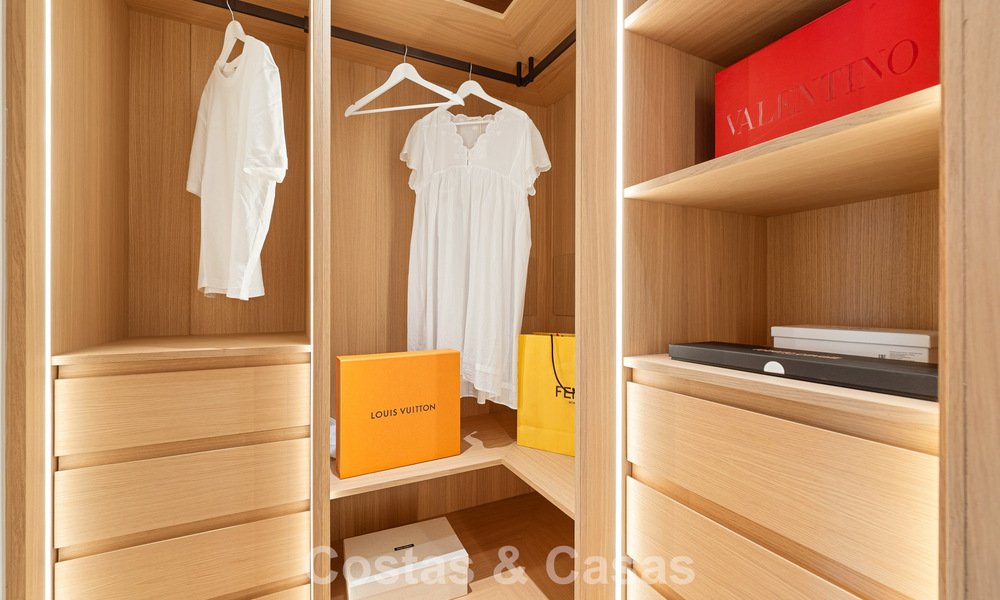 Villa de lujo elegantemente renovada y lista para entrar a vivir en el corazón del Valle del Golf de Nueva Andalucía, Marbella 783181