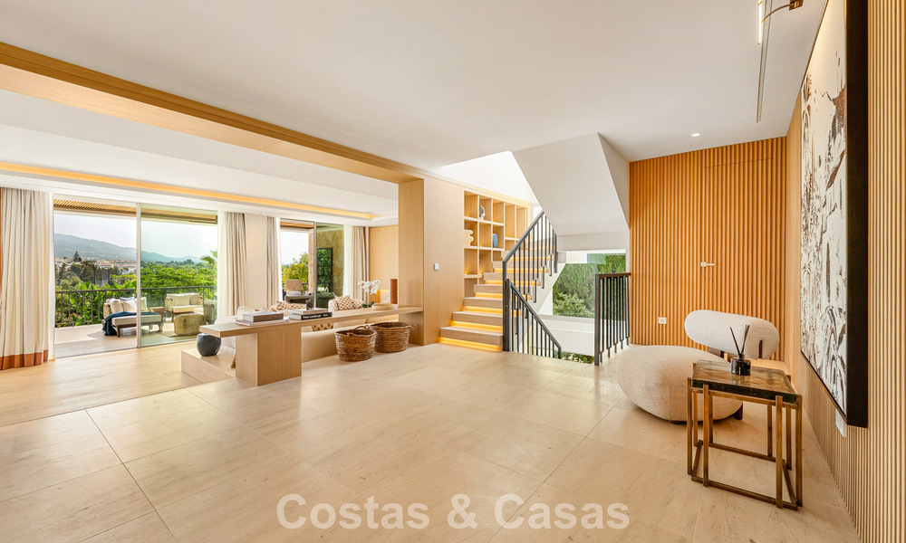 Villa de lujo elegantemente renovada y lista para entrar a vivir en el corazón del Valle del Golf de Nueva Andalucía, Marbella 783182