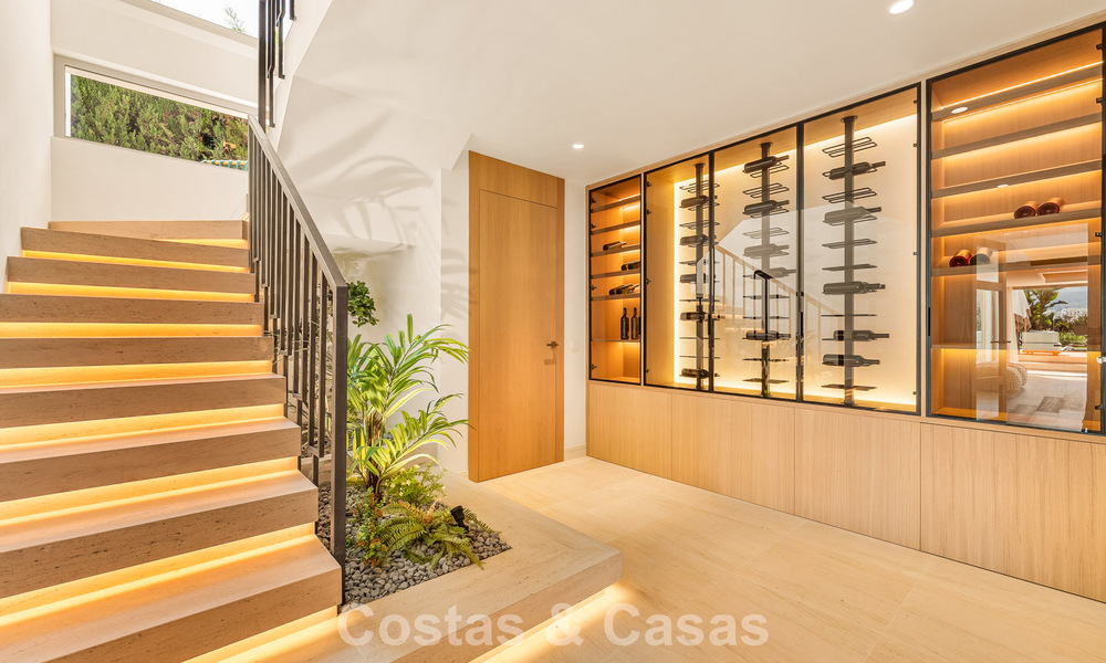 Villa de lujo elegantemente renovada y lista para entrar a vivir en el corazón del Valle del Golf de Nueva Andalucía, Marbella 783183