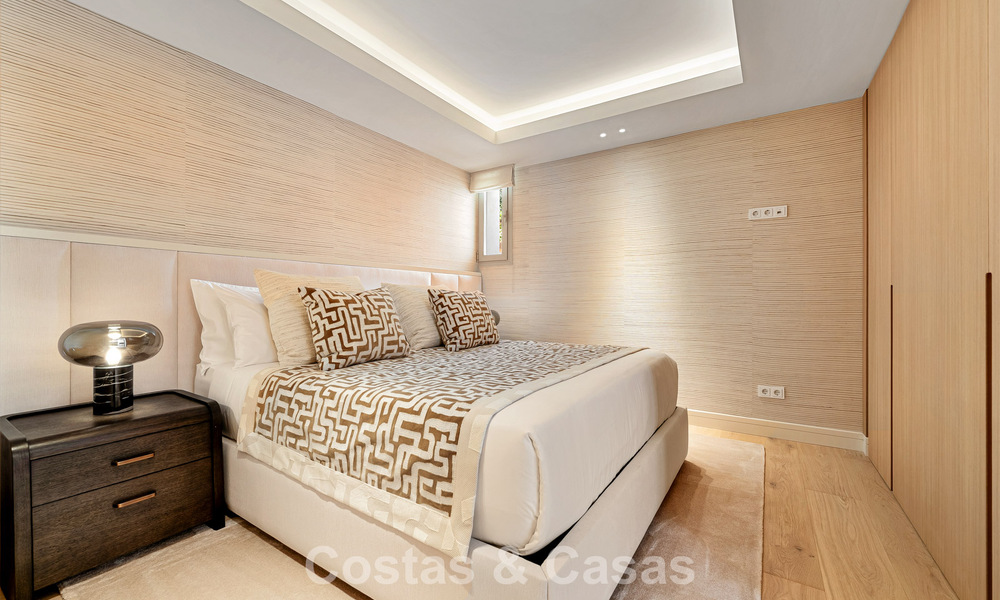 Villa de lujo elegantemente renovada y lista para entrar a vivir en el corazón del Valle del Golf de Nueva Andalucía, Marbella 783186