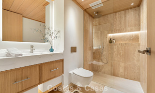 Villa de lujo elegantemente renovada y lista para entrar a vivir en el corazón del Valle del Golf de Nueva Andalucía, Marbella 783187 