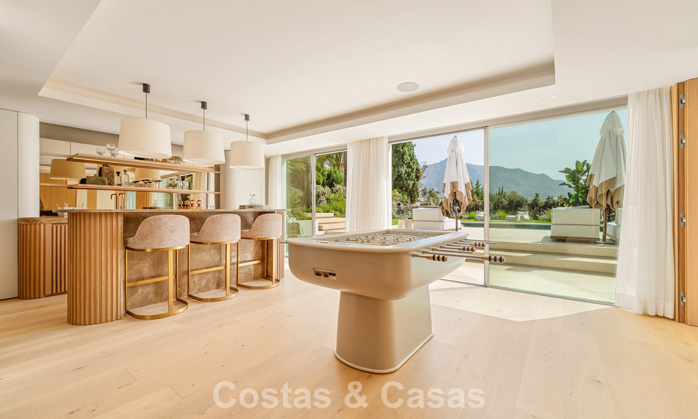 Villa de lujo elegantemente renovada y lista para entrar a vivir en el corazón del Valle del Golf de Nueva Andalucía, Marbella 783188