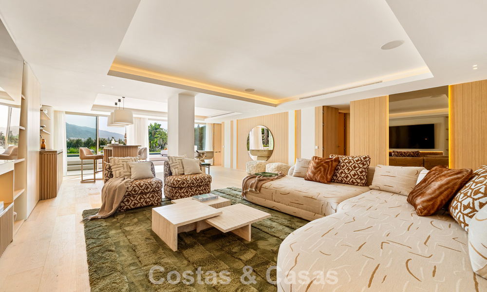Villa de lujo elegantemente renovada y lista para entrar a vivir en el corazón del Valle del Golf de Nueva Andalucía, Marbella 783189