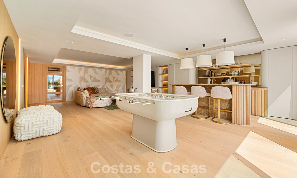 Villa de lujo elegantemente renovada y lista para entrar a vivir en el corazón del Valle del Golf de Nueva Andalucía, Marbella 783191