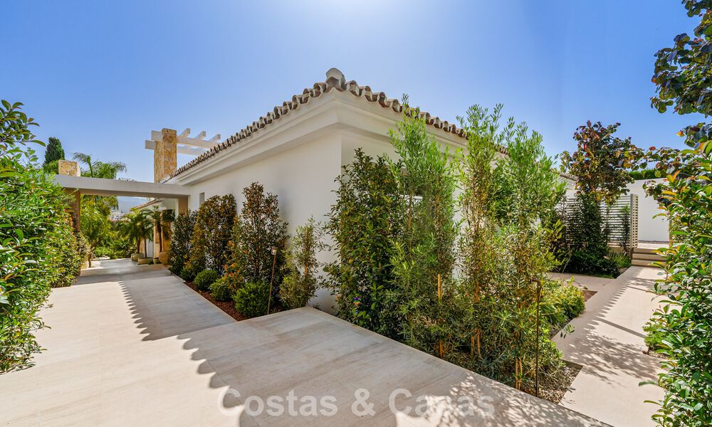 Villa de lujo elegantemente renovada y lista para entrar a vivir en el corazón del Valle del Golf de Nueva Andalucía, Marbella 783197