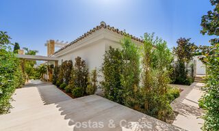 Villa de lujo elegantemente renovada y lista para entrar a vivir en el corazón del Valle del Golf de Nueva Andalucía, Marbella 783197 