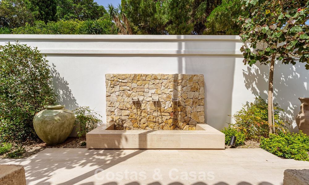 Villa de lujo elegantemente renovada y lista para entrar a vivir en el corazón del Valle del Golf de Nueva Andalucía, Marbella 783198