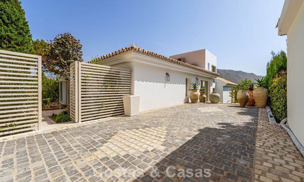 Villa de lujo elegantemente renovada y lista para entrar a vivir en el corazón del Valle del Golf de Nueva Andalucía, Marbella 783199