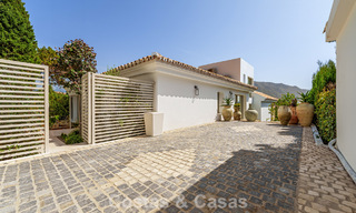 Villa de lujo elegantemente renovada y lista para entrar a vivir en el corazón del Valle del Golf de Nueva Andalucía, Marbella 783199 