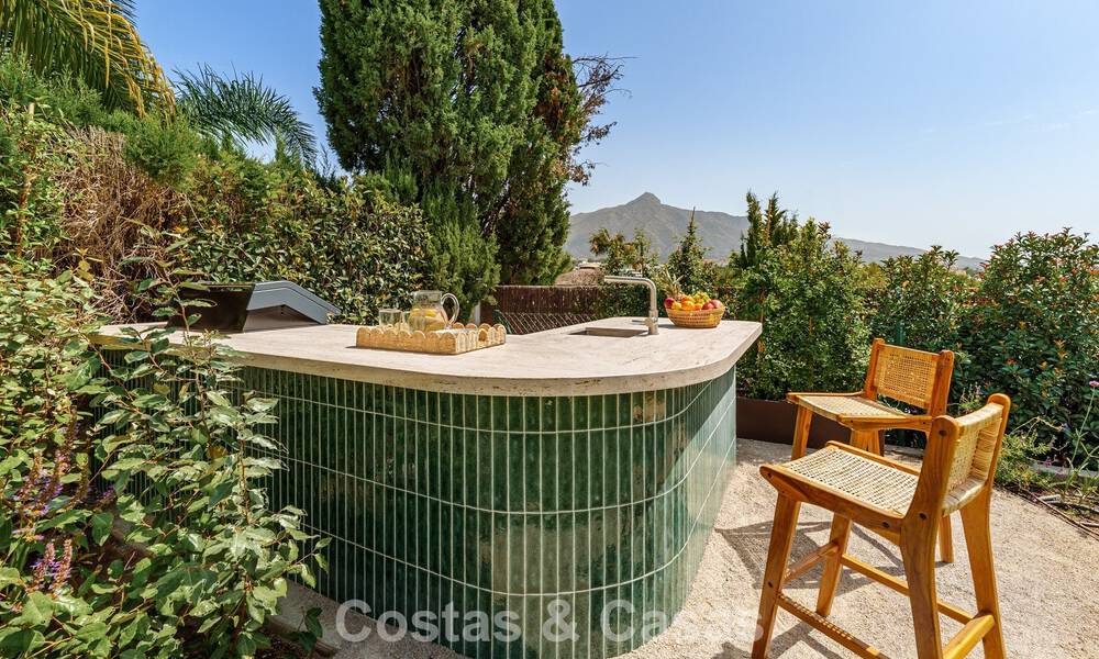 Villa de lujo elegantemente renovada y lista para entrar a vivir en el corazón del Valle del Golf de Nueva Andalucía, Marbella 783202