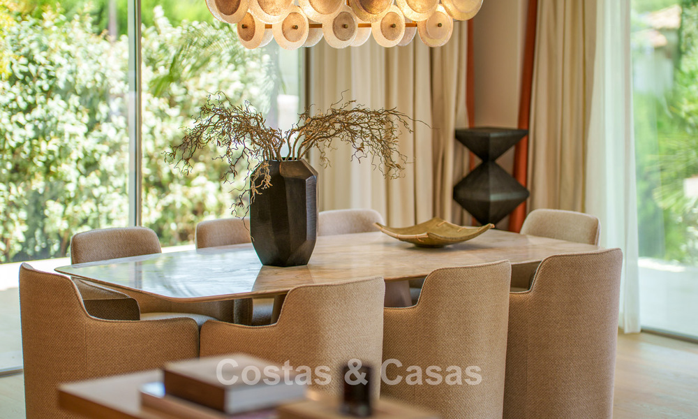 Villa de lujo elegantemente renovada y lista para entrar a vivir en el corazón del Valle del Golf de Nueva Andalucía, Marbella 783204