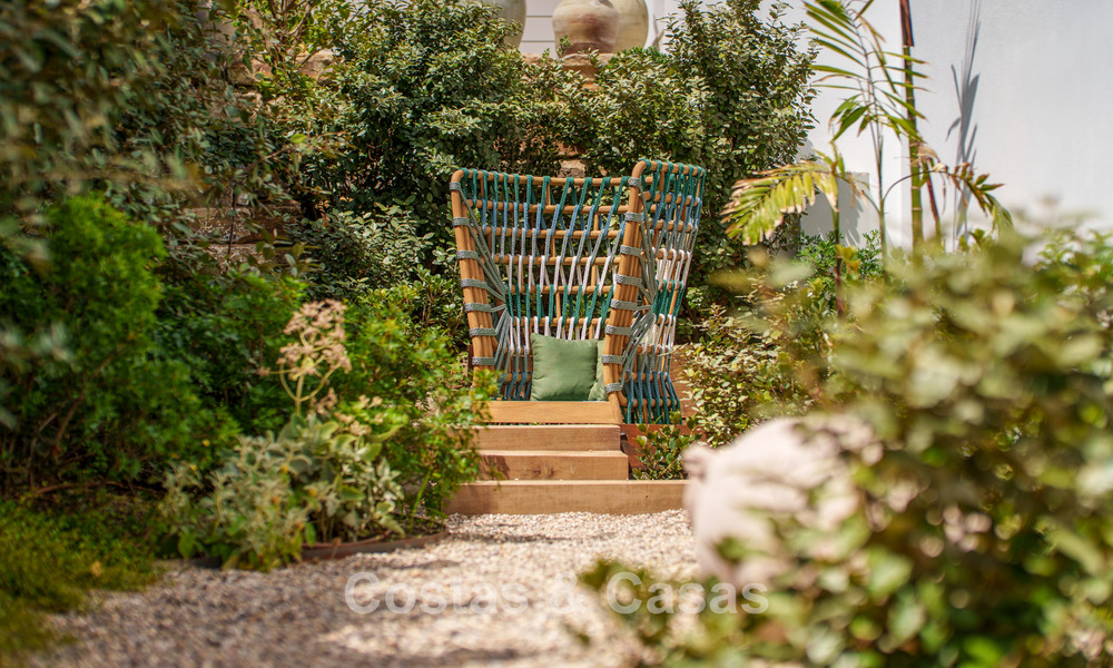 Villa de lujo elegantemente renovada y lista para entrar a vivir en el corazón del Valle del Golf de Nueva Andalucía, Marbella 783207