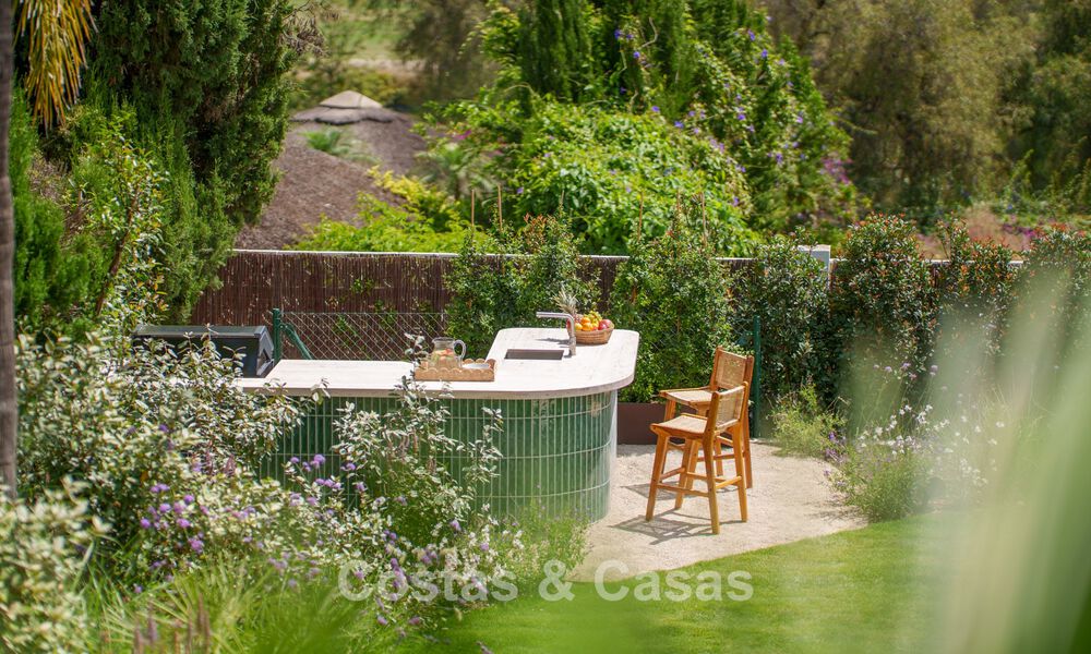 Villa de lujo elegantemente renovada y lista para entrar a vivir en el corazón del Valle del Golf de Nueva Andalucía, Marbella 783208