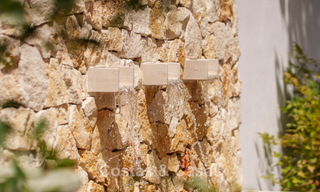 Villa de lujo elegantemente renovada y lista para entrar a vivir en el corazón del Valle del Golf de Nueva Andalucía, Marbella 783211 