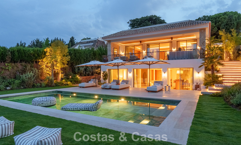 Villa de lujo elegantemente renovada y lista para entrar a vivir en el corazón del Valle del Golf de Nueva Andalucía, Marbella 783212