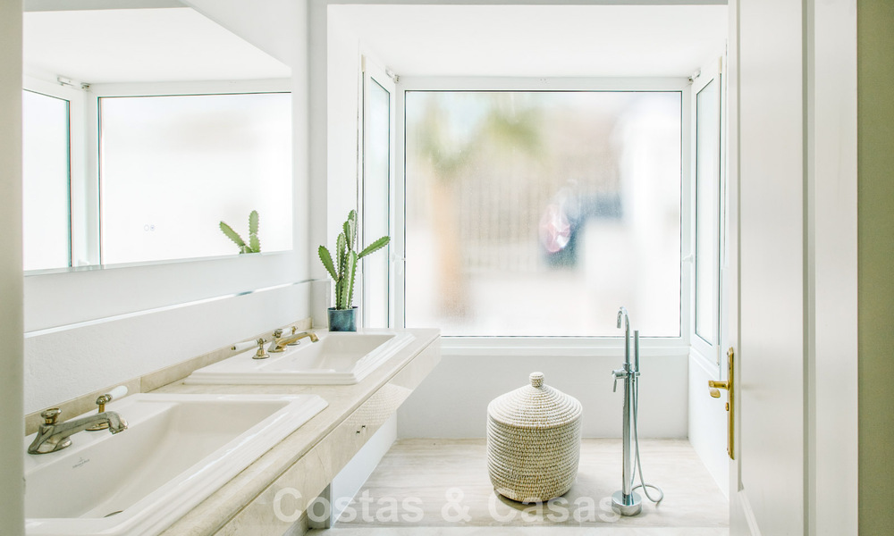 Villa mediterránea lista para entrar a vivir en un complejo de golf cerrado en la Nueva Milla de Oro, entre Marbella y Estepona 782170