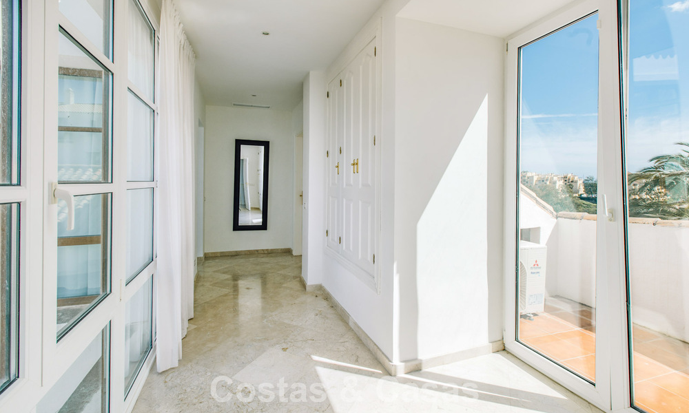 Villa mediterránea lista para entrar a vivir en un complejo de golf cerrado en la Nueva Milla de Oro, entre Marbella y Estepona 782187