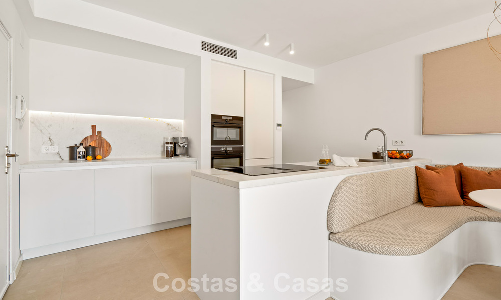 Apartamento de 3 dormitorios listo para entrar a vivir en un complejo en primera línea de golf en Nueva Andalucía, Marbella 782268