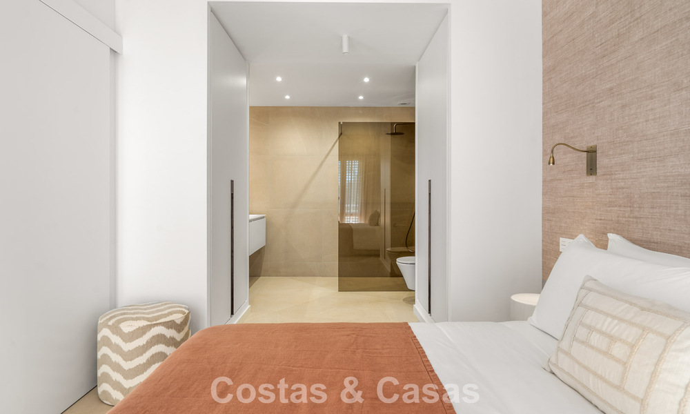 Apartamento de 3 dormitorios listo para entrar a vivir en un complejo en primera línea de golf en Nueva Andalucía, Marbella 782270