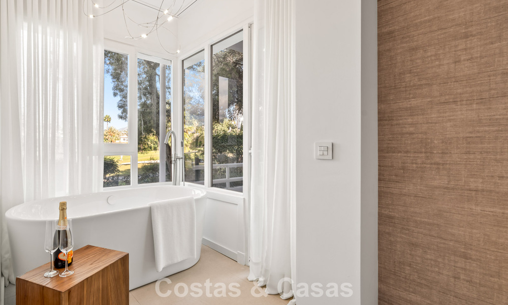 Apartamento de 3 dormitorios listo para entrar a vivir en un complejo en primera línea de golf en Nueva Andalucía, Marbella 782278