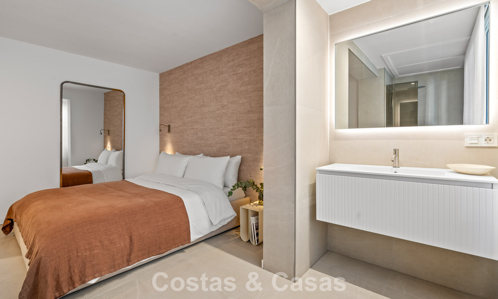 Apartamento de 3 dormitorios listo para entrar a vivir en un complejo en primera línea de golf en Nueva Andalucía, Marbella 782280