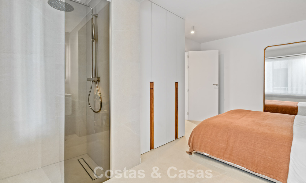 Apartamento de 3 dormitorios listo para entrar a vivir en un complejo en primera línea de golf en Nueva Andalucía, Marbella 782281