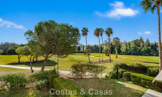 Apartamento de 3 dormitorios listo para entrar a vivir en un complejo en primera línea de golf en Nueva Andalucía, Marbella 782284 
