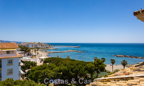 Ático dúplex con vistas al mar en venta en un complejo cerrado en primera línea de playa en Puerto Banús, Marbella 782235