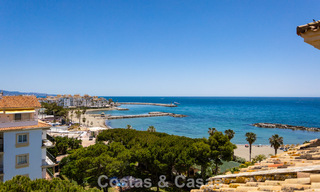 Ático dúplex con vistas al mar en venta en un complejo cerrado en primera línea de playa en Puerto Banús, Marbella 782235 