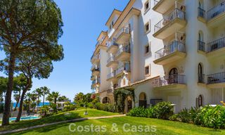 Ático dúplex con vistas al mar en venta en un complejo cerrado en primera línea de playa en Puerto Banús, Marbella 782236 