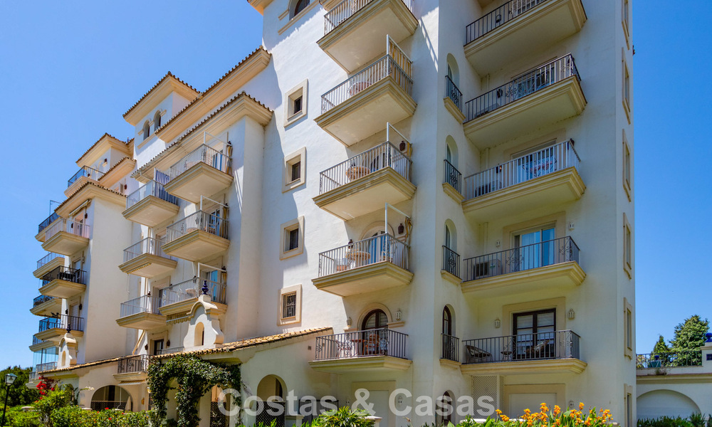 Ático dúplex con vistas al mar en venta en un complejo cerrado en primera línea de playa en Puerto Banús, Marbella 782237