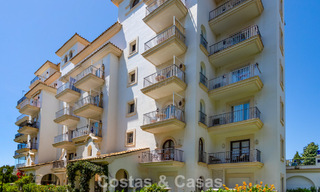 Ático dúplex con vistas al mar en venta en un complejo cerrado en primera línea de playa en Puerto Banús, Marbella 782237 