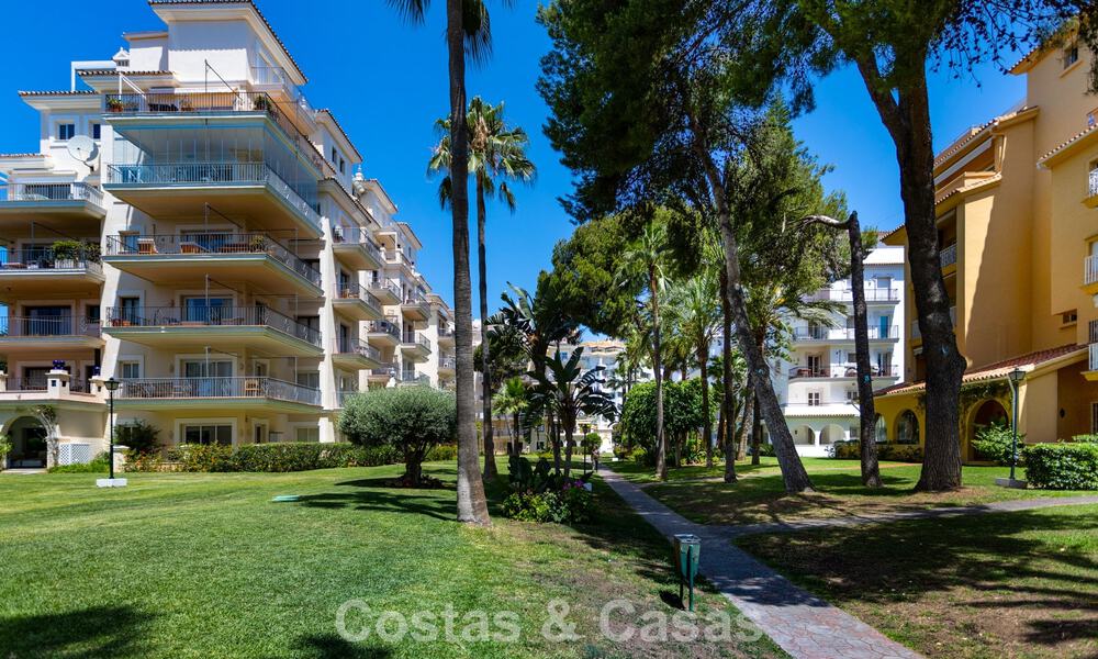 Ático dúplex con vistas al mar en venta en un complejo cerrado en primera línea de playa en Puerto Banús, Marbella 782238