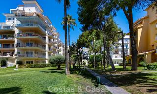 Ático dúplex con vistas al mar en venta en un complejo cerrado en primera línea de playa en Puerto Banús, Marbella 782238 