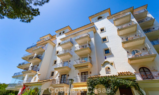 Ático dúplex con vistas al mar en venta en un complejo cerrado en primera línea de playa en Puerto Banús, Marbella 782239 