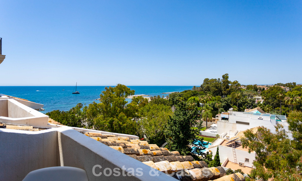 Ático dúplex con vistas al mar en venta en un complejo cerrado en primera línea de playa en Puerto Banús, Marbella 782240