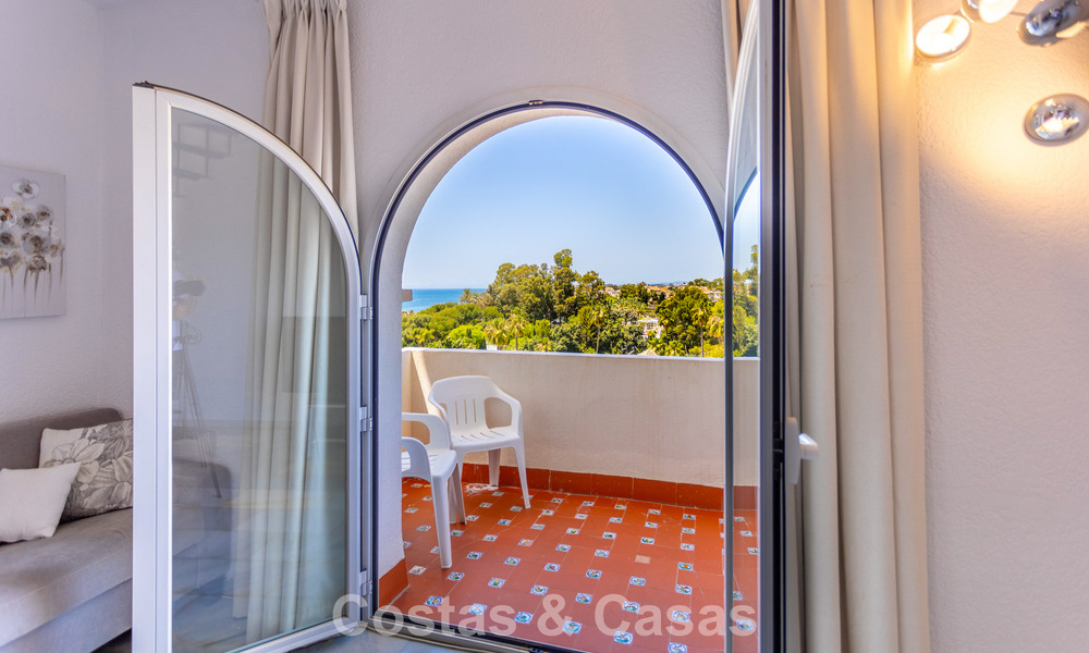 Ático dúplex con vistas al mar en venta en un complejo cerrado en primera línea de playa en Puerto Banús, Marbella 782241