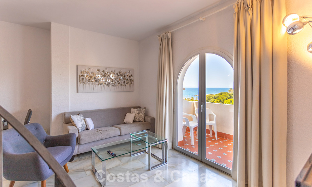 Ático dúplex con vistas al mar en venta en un complejo cerrado en primera línea de playa en Puerto Banús, Marbella 782242