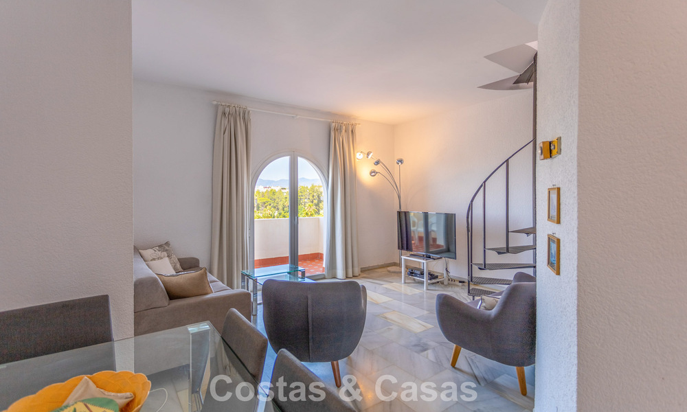 Ático dúplex con vistas al mar en venta en un complejo cerrado en primera línea de playa en Puerto Banús, Marbella 782243