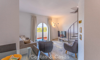 Ático dúplex con vistas al mar en venta en un complejo cerrado en primera línea de playa en Puerto Banús, Marbella 782243 