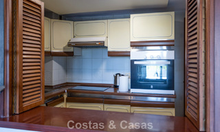 Ático dúplex con vistas al mar en venta en un complejo cerrado en primera línea de playa en Puerto Banús, Marbella 782244 