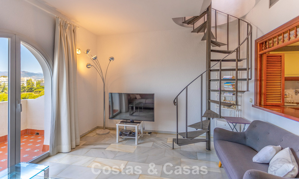 Ático dúplex con vistas al mar en venta en un complejo cerrado en primera línea de playa en Puerto Banús, Marbella 782245