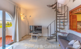 Ático dúplex con vistas al mar en venta en un complejo cerrado en primera línea de playa en Puerto Banús, Marbella 782245 