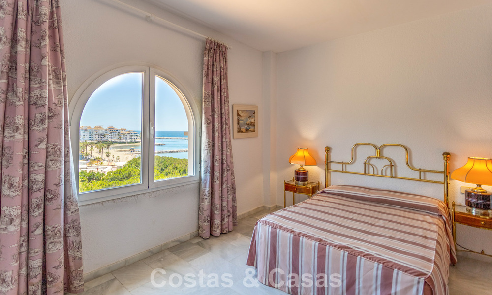 Ático dúplex con vistas al mar en venta en un complejo cerrado en primera línea de playa en Puerto Banús, Marbella 782246