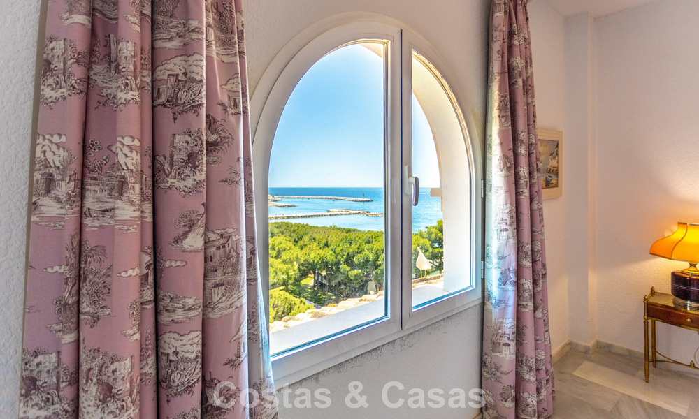 Ático dúplex con vistas al mar en venta en un complejo cerrado en primera línea de playa en Puerto Banús, Marbella 782247