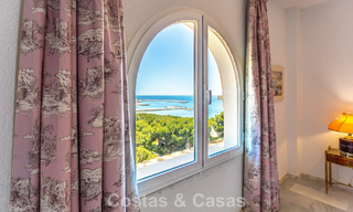 Ático dúplex con vistas al mar en venta en un complejo cerrado en primera línea de playa en Puerto Banús, Marbella 782247 