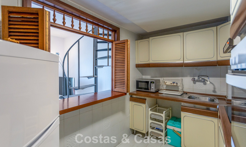 Ático dúplex con vistas al mar en venta en un complejo cerrado en primera línea de playa en Puerto Banús, Marbella 782248
