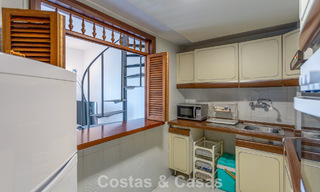 Ático dúplex con vistas al mar en venta en un complejo cerrado en primera línea de playa en Puerto Banús, Marbella 782248 