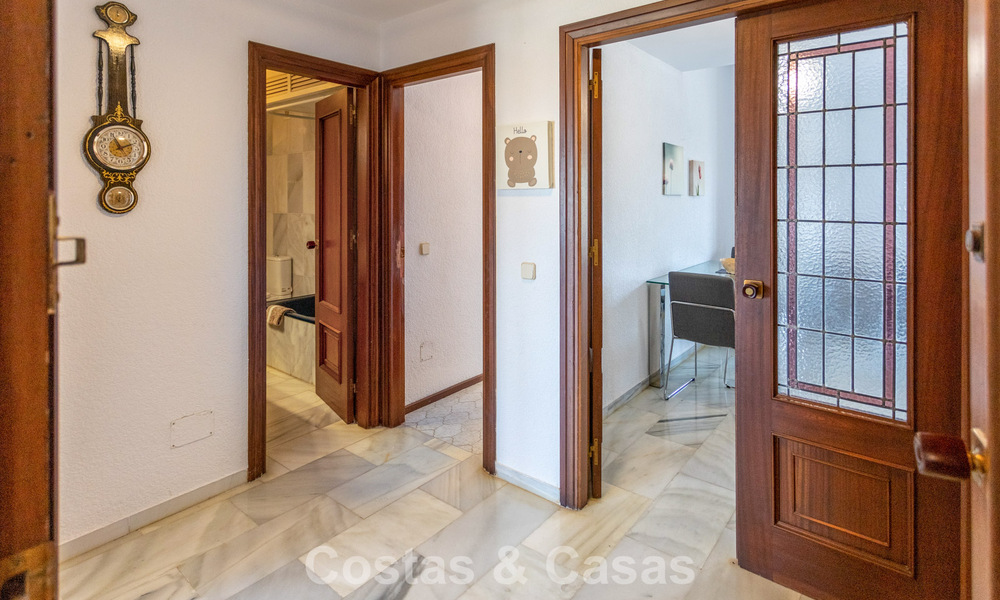 Ático dúplex con vistas al mar en venta en un complejo cerrado en primera línea de playa en Puerto Banús, Marbella 782249