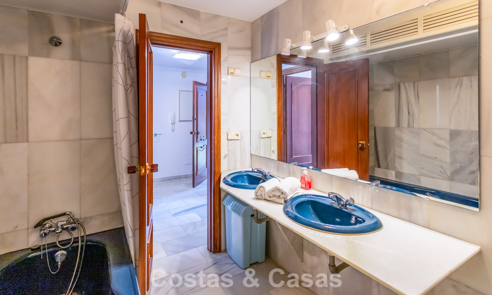 Ático dúplex con vistas al mar en venta en un complejo cerrado en primera línea de playa en Puerto Banús, Marbella 782250